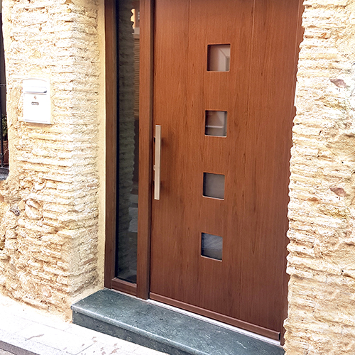 puerta de entrada de madera moderna